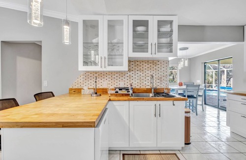 Murdock House | TROPICAL FAMILY OASIS ON CANAL-PET FRIENDLY