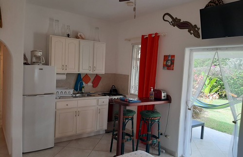 Silver Sands Apartment | Tropical Gecko Studio - Only 80 meters from the Ocean!