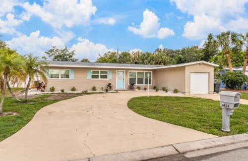 Bayshore Gardens House | Tropical Haven Retreat 4 Beds 3 Baths Ultimate Family Vacation