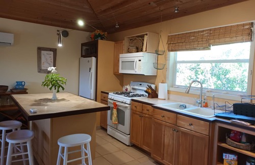 Morris Settlement Cottage | Tropical Hideaway - walk to the beach! FALL SPECIAL!
