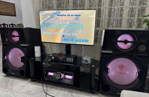 Las Pinas House | Tropical house