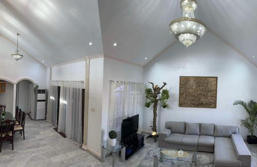 Las Pinas House | Tropical house