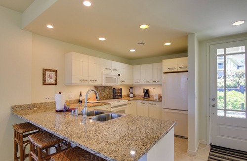 Kahaluu Bay Apartment | Tropical Kona Resort Townhome: Patio + Ocean Views