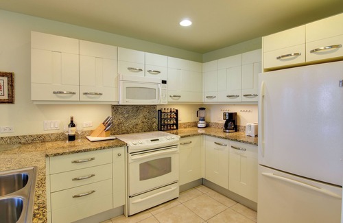 Kahaluu Bay Apartment | Tropical Kona Resort Townhome: Patio + Ocean Views