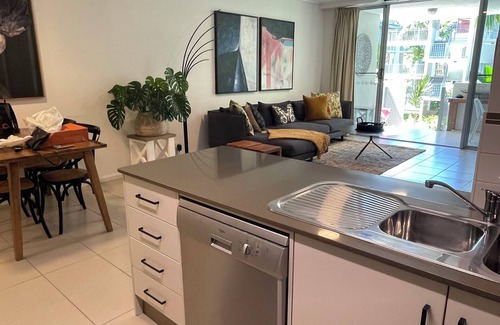 North Ward Apartment | Tropical Luxe Apartment