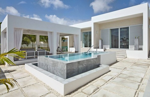 Porters House | Tropical Oasis by Beach with Pool - Footprints South