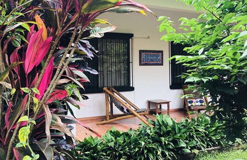 Barrio Ricos y Famosos House | Tropical Oasis in Family Neighborhood of Jaco Casa Iorio
