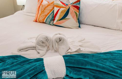 Jasper Place House | Tropical Oasis - King Beds - Free Netflix & Parking - Fast Wi-Fi