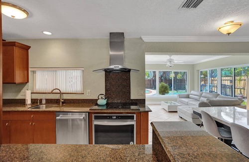 Deerfield Beach Villa | 🌴TROPICAL OASIS 🌺+heated Pool-4BR/2Kings/1mi to BEACH! 8 GUESTS