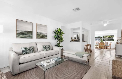 Country Club Park House | Tropical Oasis w/Hot Tub Near Astonishing Beaches