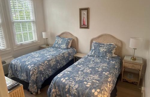 Palm Beach - West Palm Beach Apartment | TROPICAL Palm Beach WIFI 2BEDROOM 2BATHROOM OutdoorPOOL Beach Garden