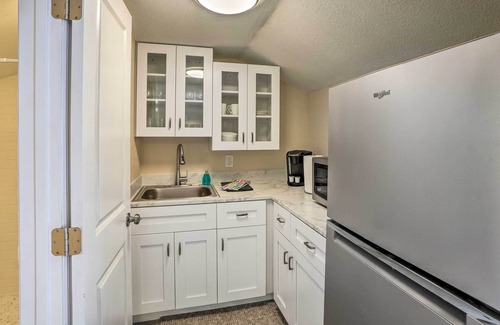 Ozona Apartment | Tropical Palm Harbor Studio: Walk to Gulf!