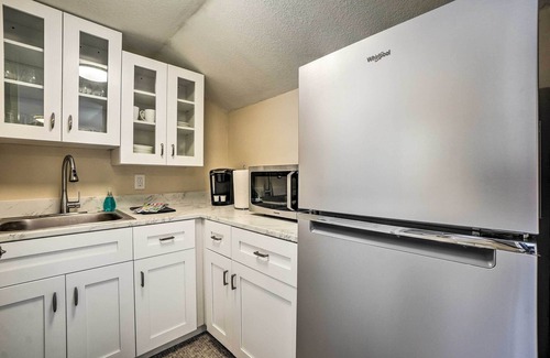 Ozona Apartment | Tropical Palm Harbor Studio: Walk to Gulf!