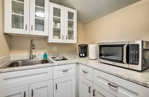 Ozona Apartment | Tropical Palm Harbor Studio: Walk to Gulf!