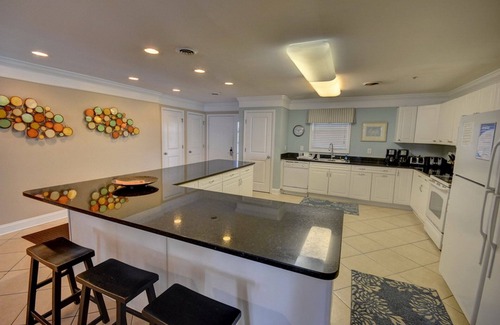 Crescent Beach Villa | Tropical Paradise! New Summer Discounts!