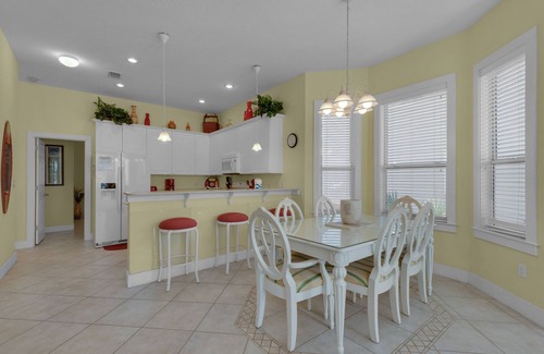 Miramar Beach Cottage | Tropical Paradise in Beach Retreat - FREE Beach Serv. In Season Mar - Oct!