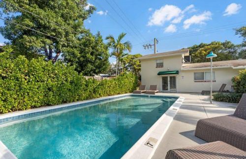 Croissant Park Apartment | Tropical Pool Loft with SMART TVS
