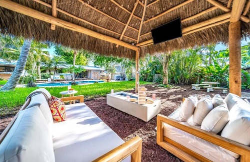 South Corals House | Tropical Pool Tiki Heaven