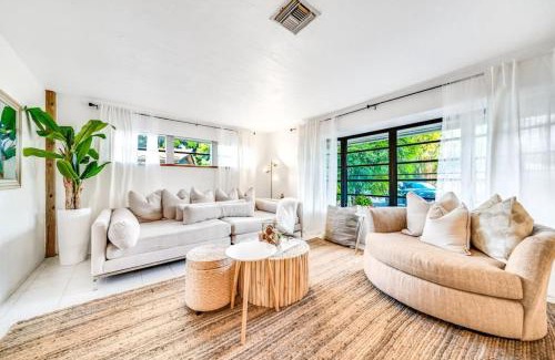 South Corals House | Tropical Pool Tiki Heaven