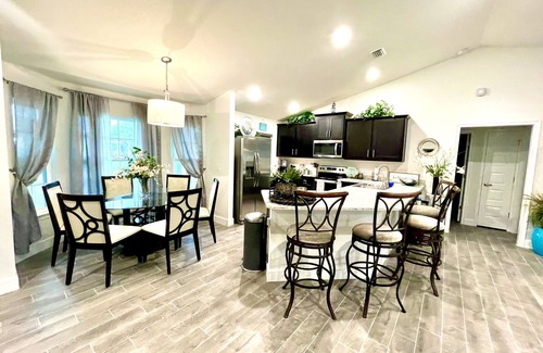 Jacarandas House | Tropical Retreat- Newer 3 Bedroom, 2 Bath- Sleeps 8 !
