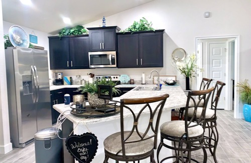 Jacarandas House | Tropical Retreat- Newer 3 Bedroom, 2 Bath- Sleeps 8 !