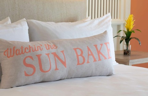 Fort Myers Beach Resort | Tropical Romantic Getaway Steps Away from Sand w/Exclusive Beach Club Access