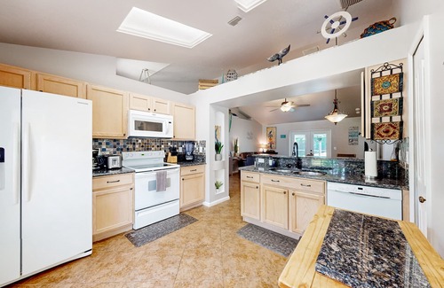 Lakewood Park House | Tropical, secluded oasis with private pool, spa & entertainment lanai