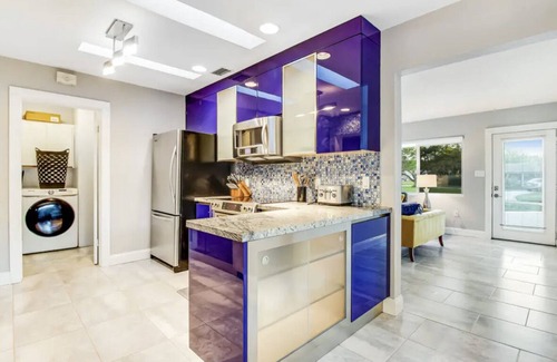 Vamo House | Tropical Shores Retreat - 10 Minutes to Siesta Key Beach