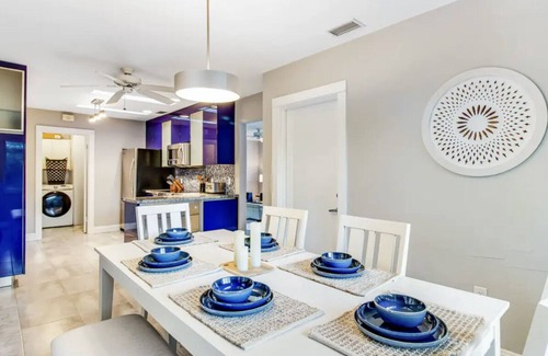 Vamo House | Tropical Shores Retreat - 10 Minutes to Siesta Key Beach