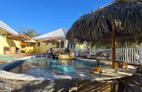 Biggar Villa | Tropical Studio with Pool & Lake Access!