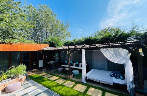 Newcastle-upon-Tyne House | Tropical Style House Near Newcastle City Centre