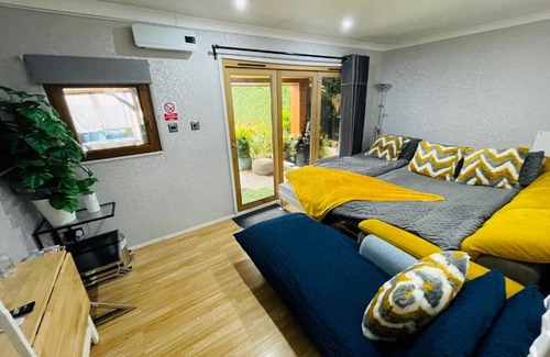 Newcastle-upon-Tyne House | Tropical Style House Near Newcastle City Centre