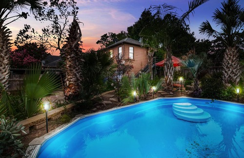 Oak Cliff House | Tropical Sunset Bungalow with Pool & Hot Tub near Bishop Arts District.