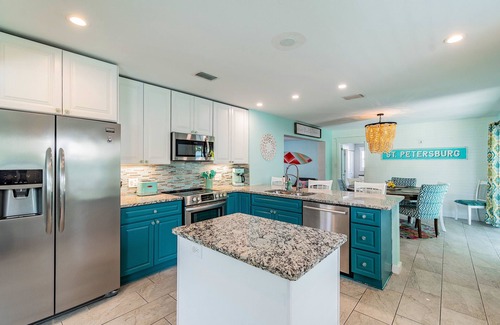 Madeira Beach House | Tropical Tiki Home 5 Mins to Beach -Pool, Private Putting Green