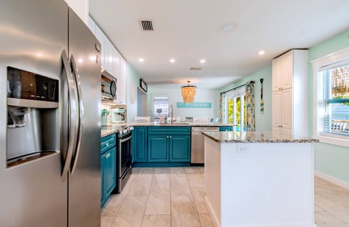 Madeira Beach House | Tropical Tiki Home 5 Mins to Beach -Pool, Private Putting Green