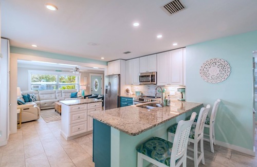 Madeira Beach House | Tropical Tiki Home 5 Mins to Beach -Pool, Private Putting Green