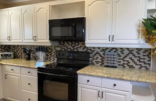 Arlington South House | Tropical Vacation Home | Jacuzzi*Fire Pit*5 Stars