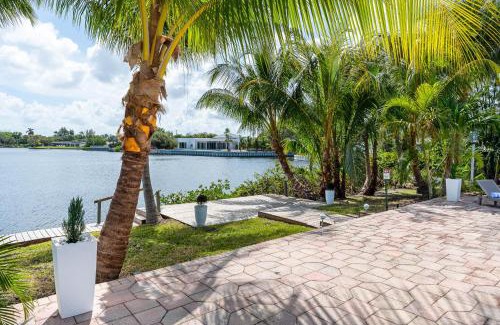 Ojus House | Tropical Waterfront Family Oasis - Amazing Location