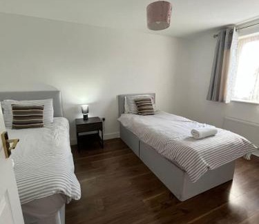 Swindon House | Trowbridge House Long Stays Free Parking and Wifi