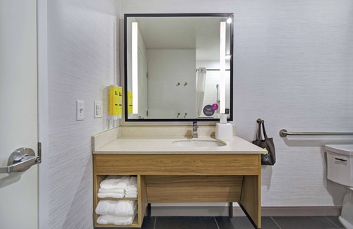 East Paris Hotel | Tru by Hilton Grand Rapids Airport