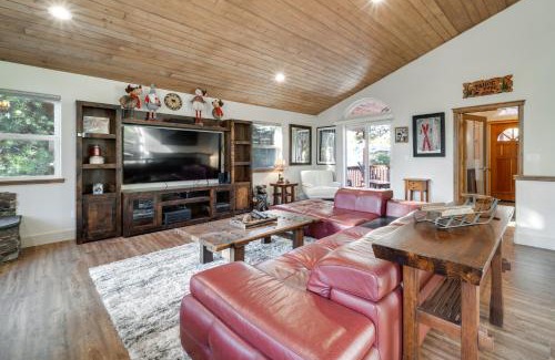 Truckee House | Truckee Cabin with Hot Tub and Custom Furnishings