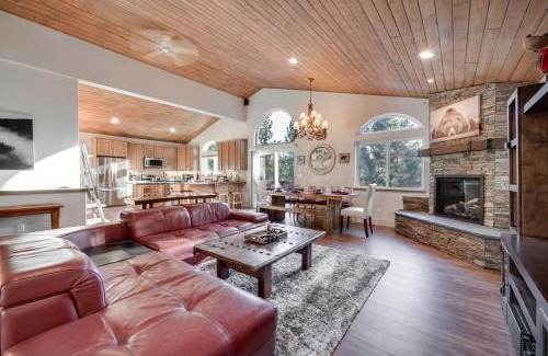 Truckee House | Truckee Cabin with Hot Tub and Custom Furnishings