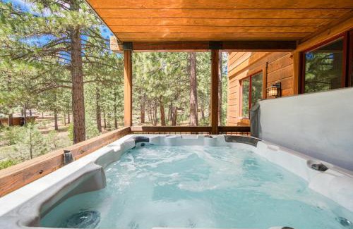Truckee House | Truckee Timbers at Gray's Crossing by Tahoe Getaways - 4BR w Hot Tub, Ping Pong & EV