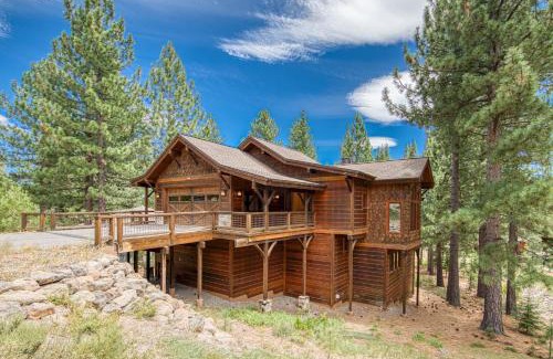 Truckee House | Truckee Timbers at Gray's Crossing by Tahoe Getaways - 4BR w Hot Tub, Ping Pong & EV