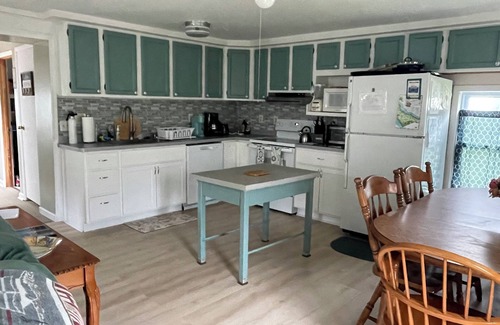 Seneca Falls Cottage | True lakefront! New October openings … C/Air, kayaks, fishing. Pontoon optional.