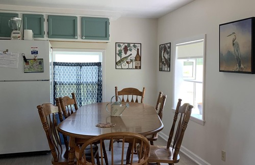 Seneca Falls Cottage | True lakefront! New October openings … C/Air, kayaks, fishing. Pontoon optional.