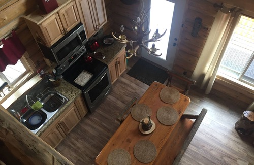 McCall Cabin | True Log Cabin - The Happy Place - Almost Heaven! CLOSE TO SKIING AND LAKE!