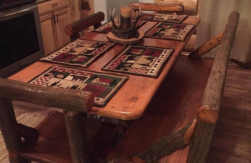 McCall Cabin | True Log Cabin - The Happy Place - Almost Heaven! CLOSE TO SKIING AND LAKE!