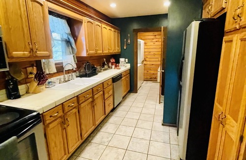 Fayetteville Cabin | True log home, small town vibe