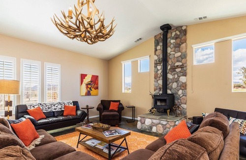 Pioneertown House | TRZ- Pioneertown Ranch w/ Spa + Basketball & Games